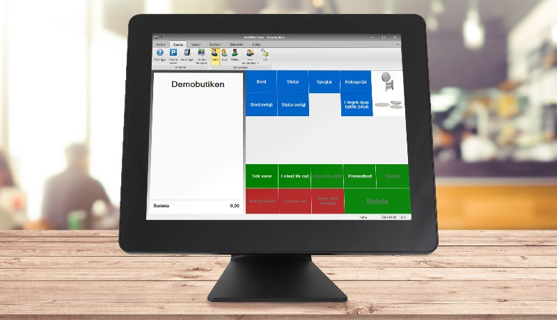 Ett café med en disk i förgrunden där en display står och visar ett system för ordrar.