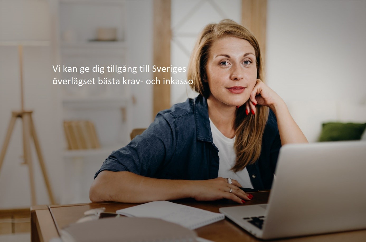Kvinna som sitter med dator.
