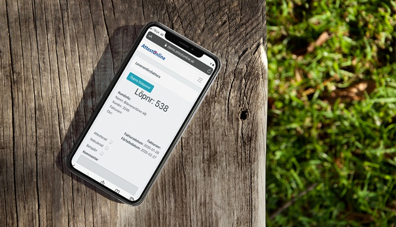 Attestonline i en mobil som ligger på ett bord.