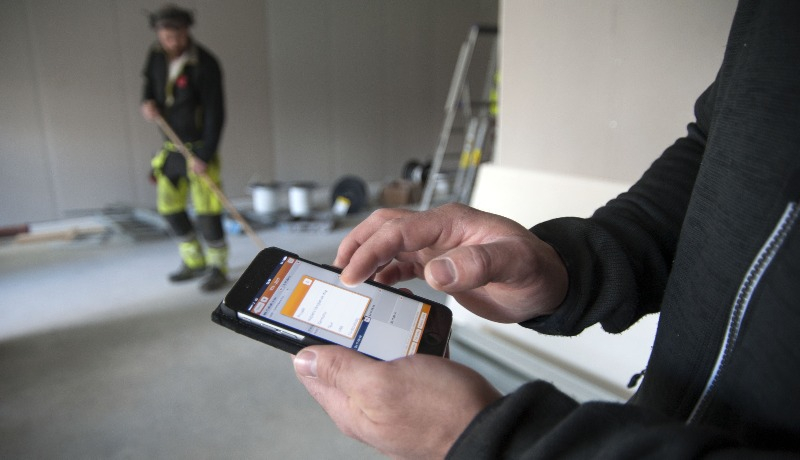 En person som jobbar med Next i sin mobiltelefon.