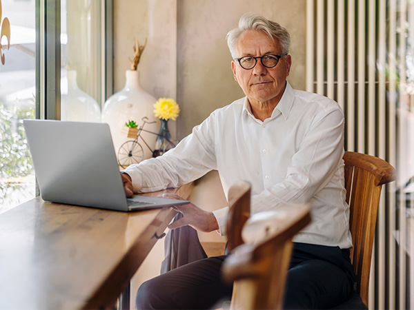 Kille som är entreprenör och som hoppar ett glädjeskutt.