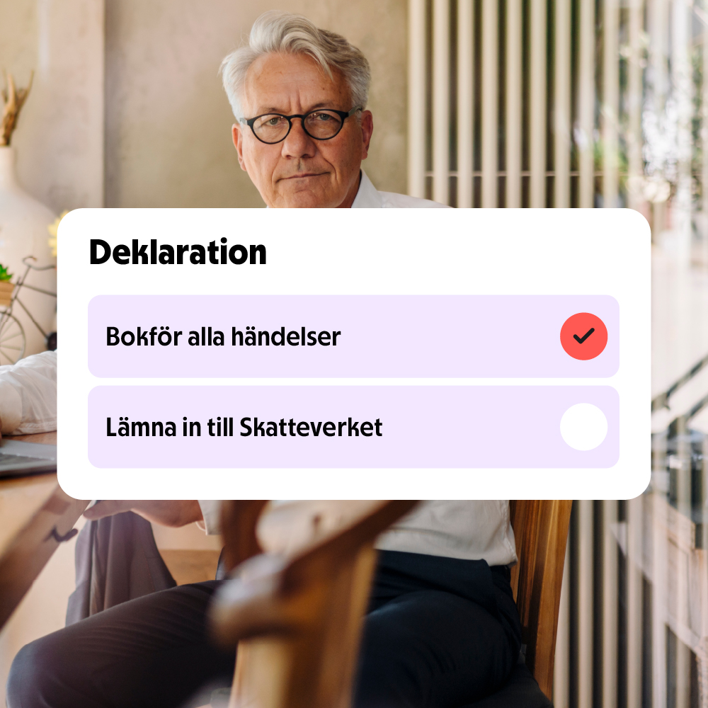 Man som gör sin skatt, deklaration och årsavstämning.
