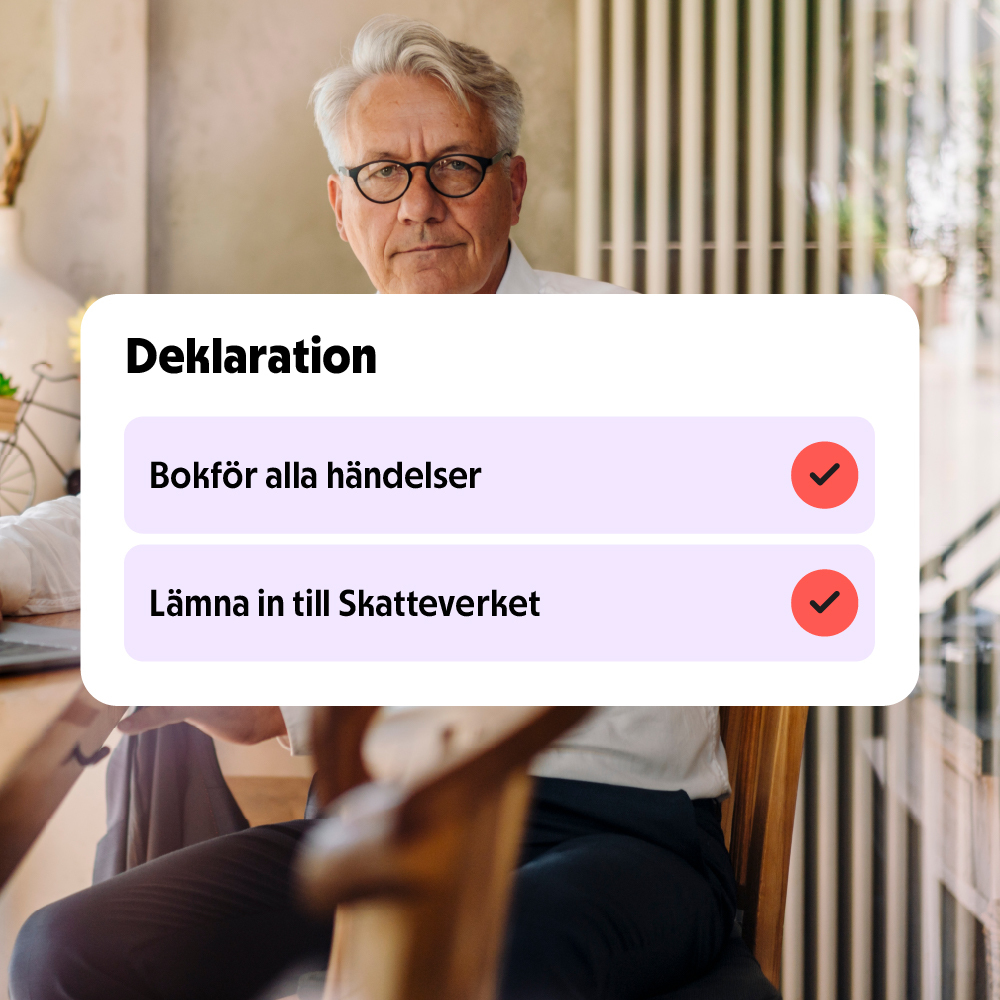 Kvinna som deklarerar vid sin dator. 