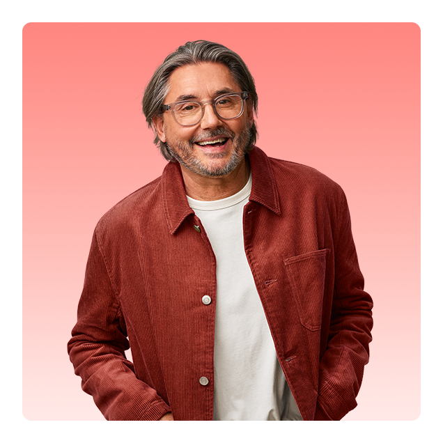 En kvinna som jobbar i trädgård. 