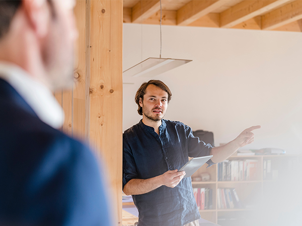 Ung kille på arkitektkontor