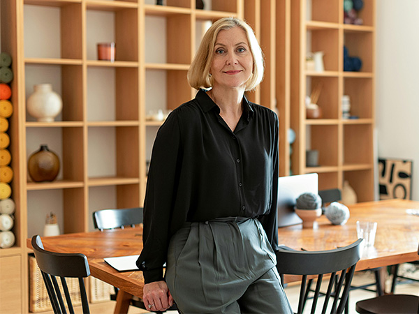 Kvinna på sitt kontor