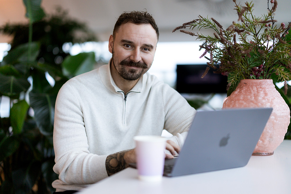 Man som sitter vid en dator.