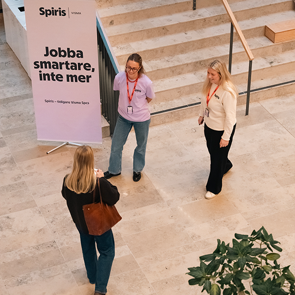 Glad kvinna mot en gradient bakgrund