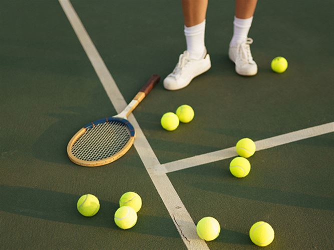 Tennisälskare som funderar på att bli personlig tränare.