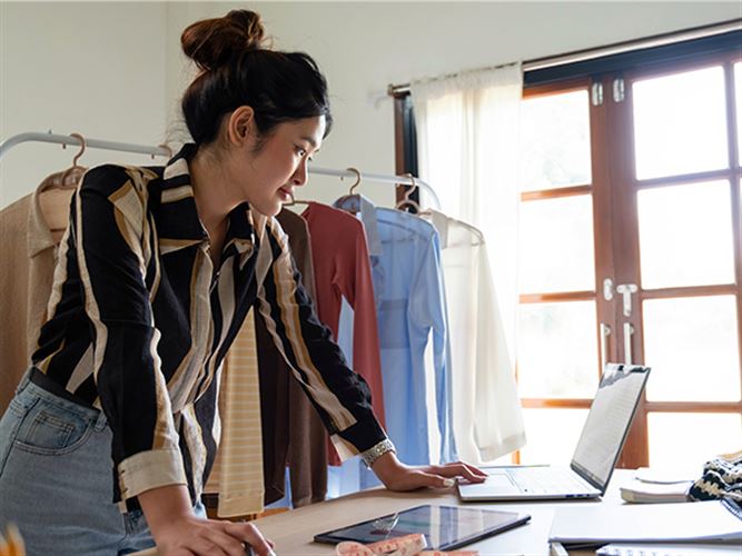 En företagare som driver ett företag inom dropshipping.