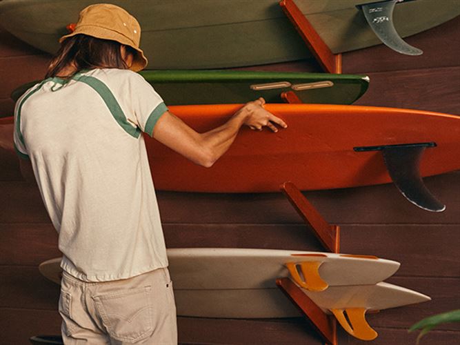 En entreprenör som inspekterar surfbrädorna.