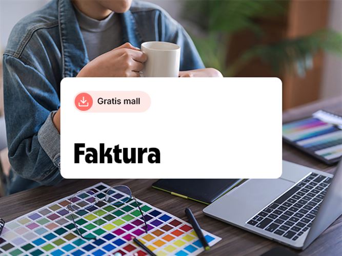 Ett skrivbord med grejer hos en företagare som laddat ner en fakturamall.