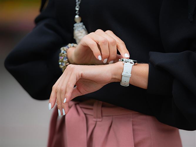 Arm med klocka som symboliserar att skicka inkassokrav.