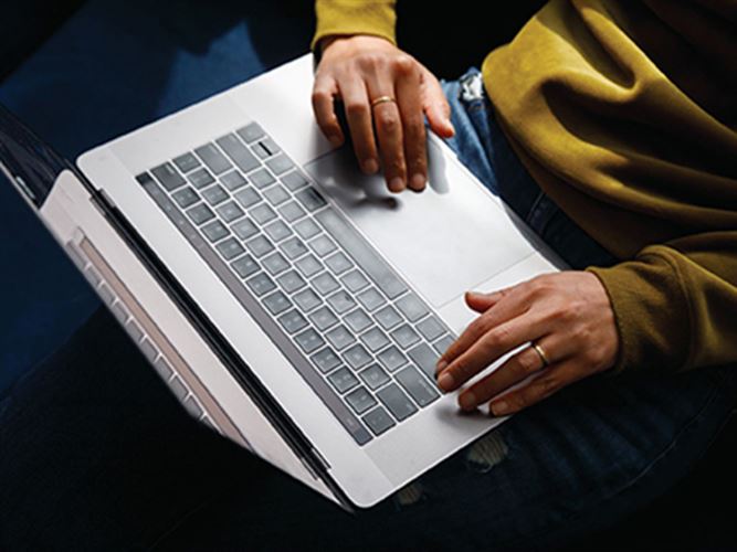 En företagare som sitter och gör avdrag för hemmakontor.