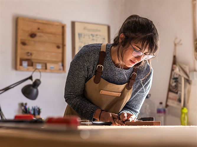 En kvinna som är hantverkare som ska deklarera handelsbolag