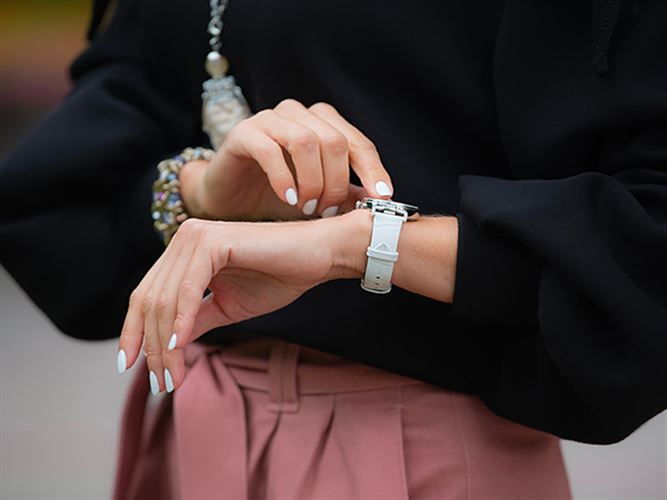 Företagare som tittar på klockan. Bilden ska föreställa att det kan vara dags att Skatteverket granskar deklarationer.