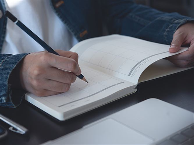 Kalender i pappersformat som ska markera deklarationsdatum.