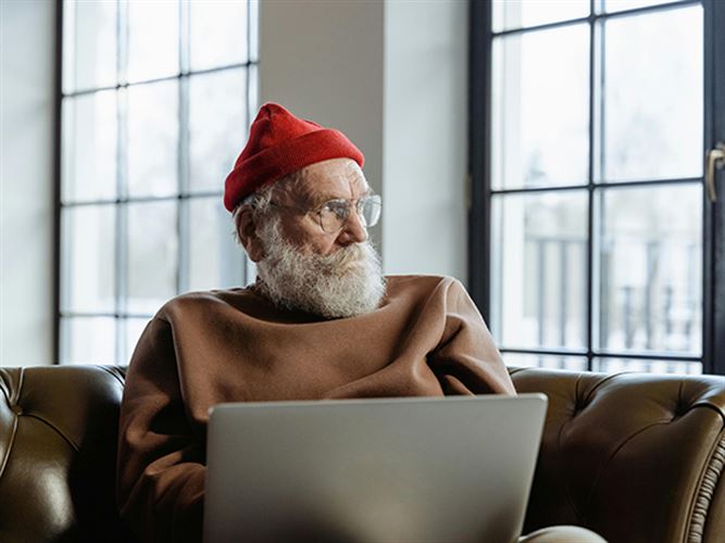 En äldre man som funderar på valet av K2 eller K3.