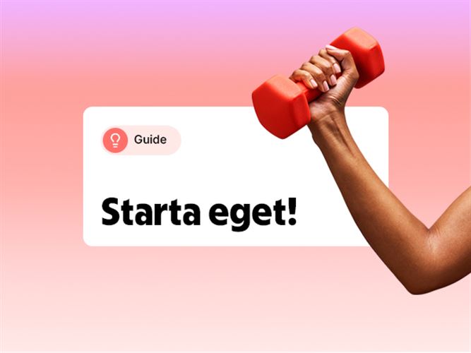 Tjej håller upp en skylt till sitt nya bolag då hon precis ska starta eget företag.