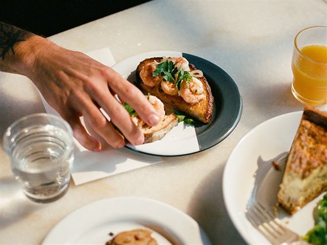 Differentiering betyder att företag skapar något som skiljer dem från andra, här till exempel en extra god fika.