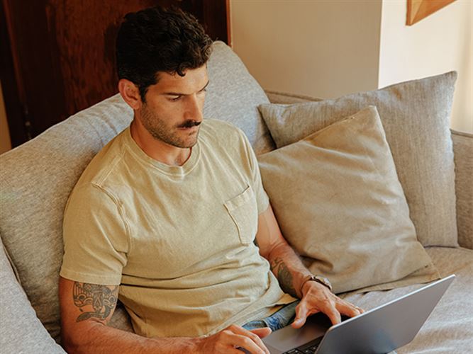 Man som sitter vid sin laptop och som jobbar med att öka konverteringsgraden på sin webbshop.