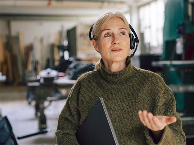 Kvinna som vill investera i ett modernt WMS-system.