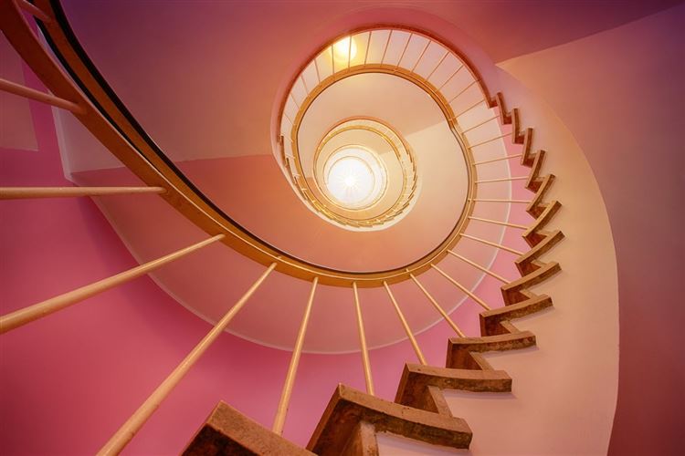 Spiraltrappa som symboliserar begreppet lönesnurra.