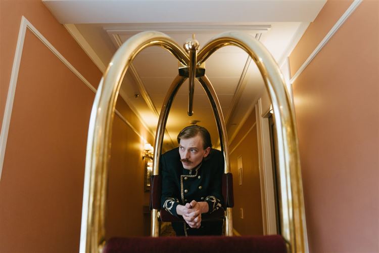 Hotellanställd som funderar på sitt OB-tillägg