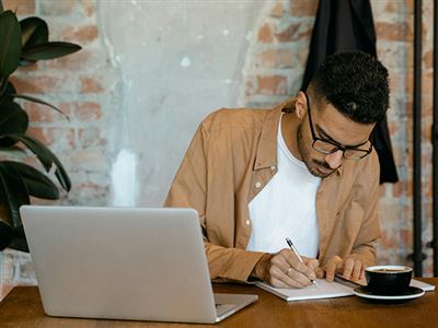 Räkna & betala ut lön – därför ska programmet (och inte du) göra det