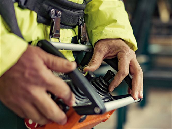 Bruttonationalprodukt, och förkortningen är bnp. En person som utför ett arbete med en handkontroll till en lyftkran.