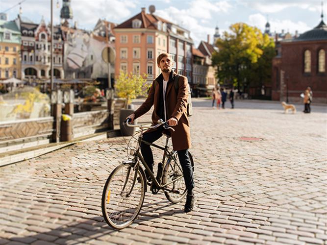 Cyklist på ett torg ska symbolisera offentlig sektor.