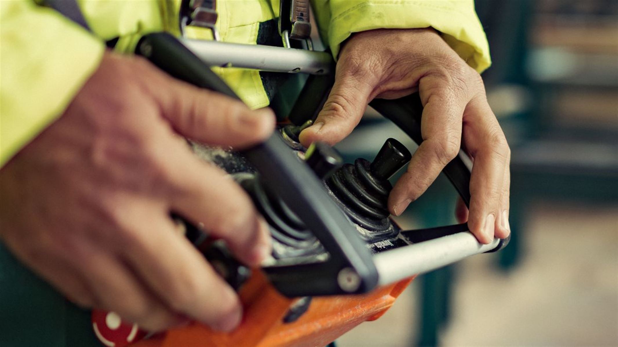 Bruttonationalprodukt, och förkortningen är bnp. En person som utför ett arbete med en handkontroll till en lyftkran.