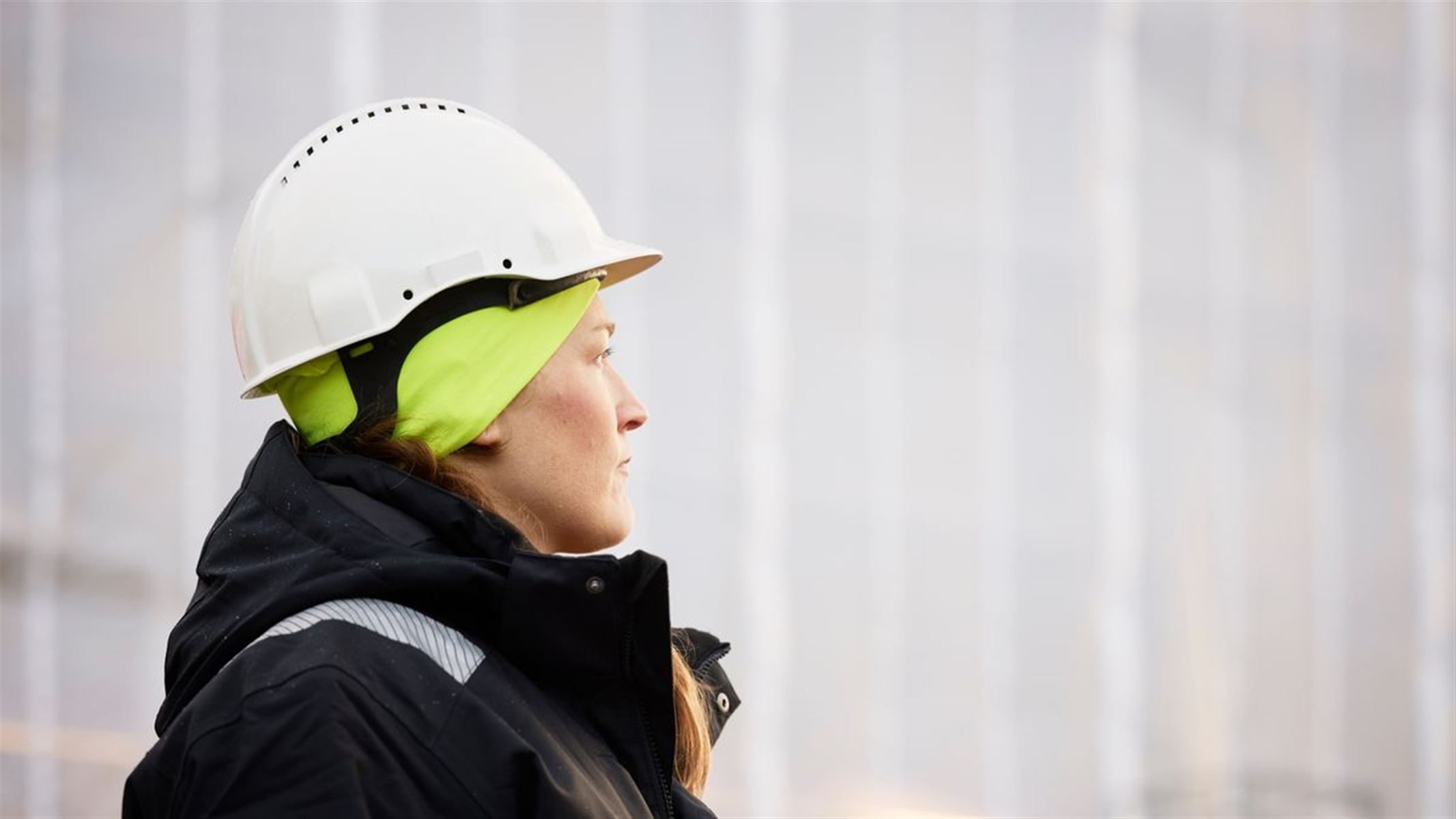 En kvinna i arbetskläder som funderar på staglation.