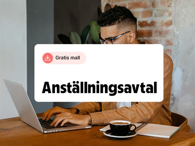 Man vid dator som fyller i mall för anställningsavtal.