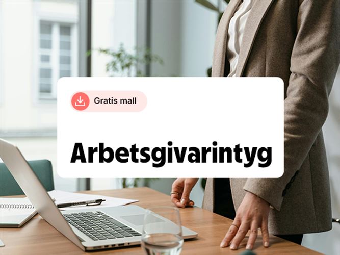 Person vid laptop som använder sig av mallen för arbetsgivarintyg.