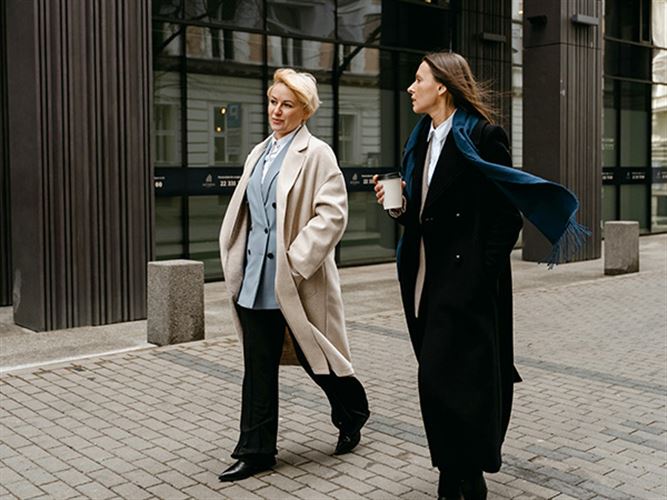 Två personer som promenerar och diskuterar Lagen om anställningsskydd.