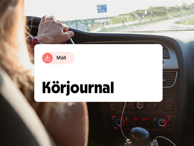 Kvinna som kör en bil och behöver en körjournal.