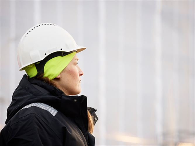 Byggnadsarbetare på sin arbetsplats som ska symbolisera personalliggare i byggbranschen.