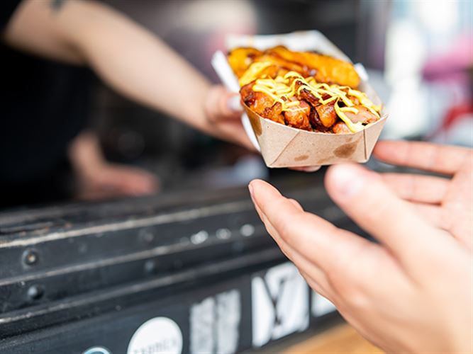 Handla mat från en Foodtruck. Detta ska symbolisera semesterschema.