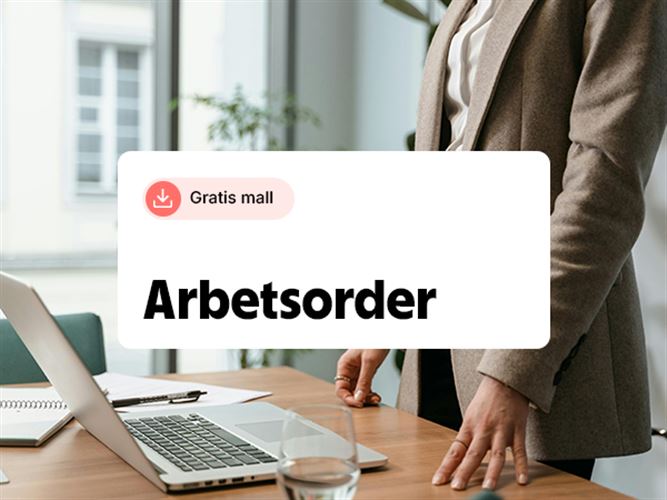 En nöjd man som använder en mall för arbetsorder i sitt arbete.