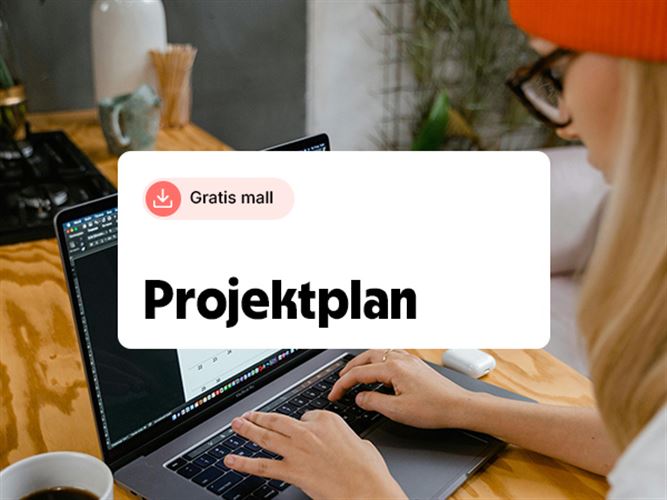 Man som planerar ett projekt med hjälp av projektmallen.