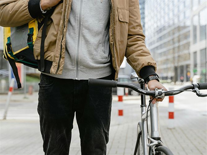 En man som leder en cykel, ska illustrera förmånsbeskattning.