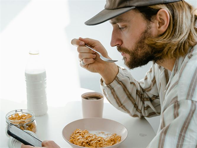 En företagare som upptäcker att han glömt skattedeklarationen.