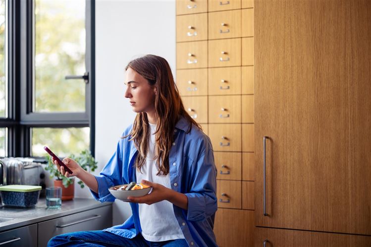 Spargris som står bland pengar och ska symbolisera valet mellan lön eller utdelning.