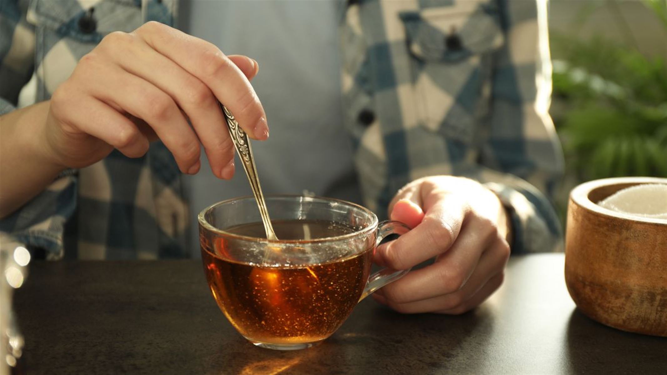 En person som dricker te och funderar på sitt tin nummer.