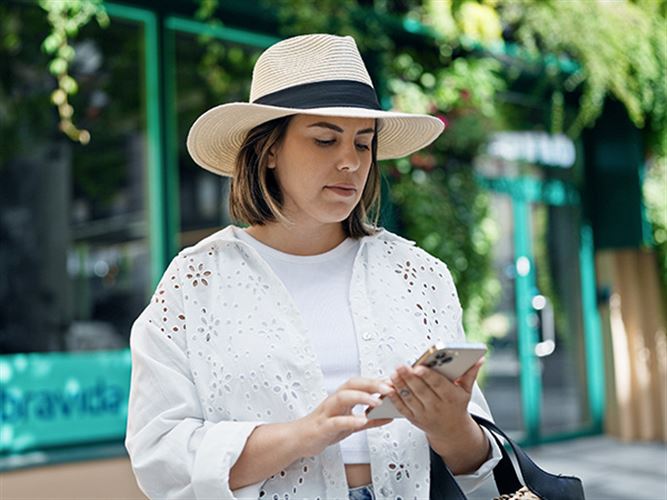 En företagare som håller koll på datumen för momsdeklaration via mobilen.