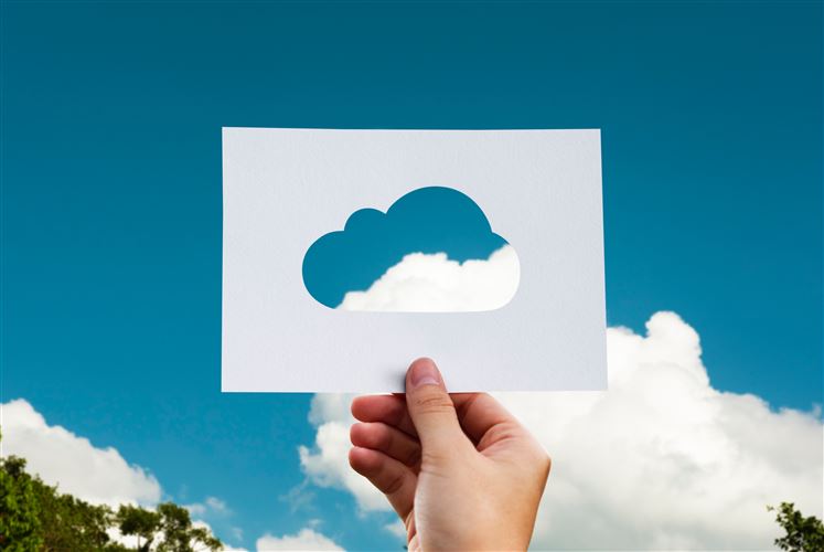 Utskuret moln mot himmel som symboliserar begreppet e-bokföring.