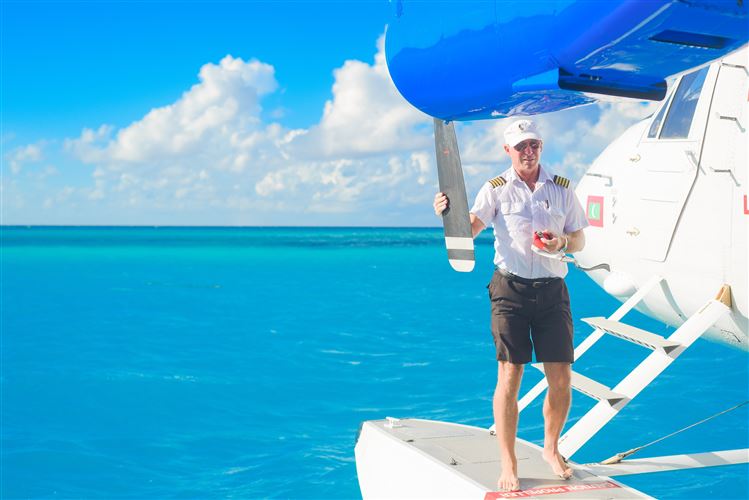 En pilot står på en flygplan på havet och detta är ej avdragsgilla kostnader.