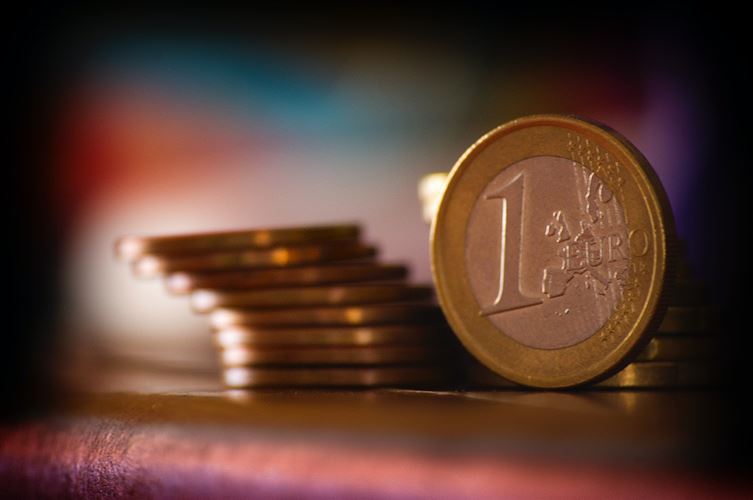 Ett euro-mynt som symboliserar moms till andra eu-länder.