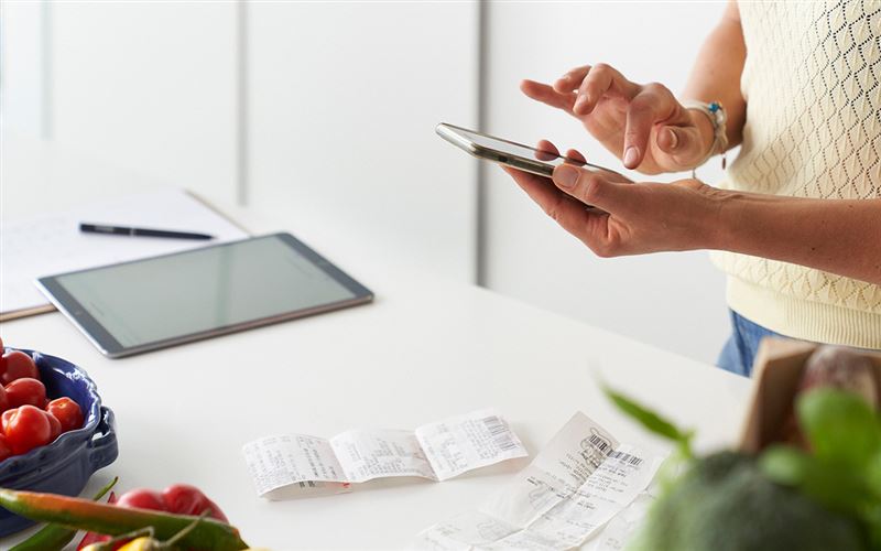 Person som sitter med digital expense management.